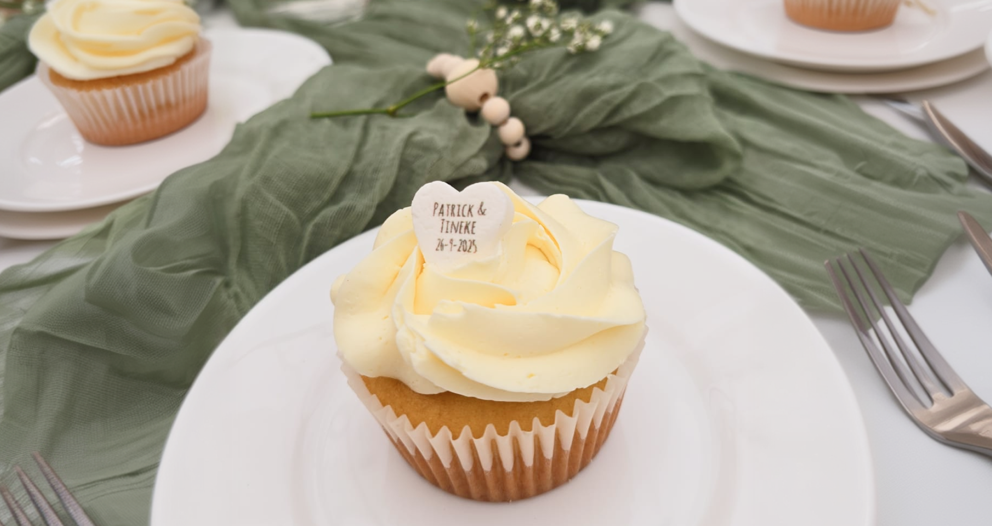 Cupcaketoren voor bruiloft op maat gemaakt