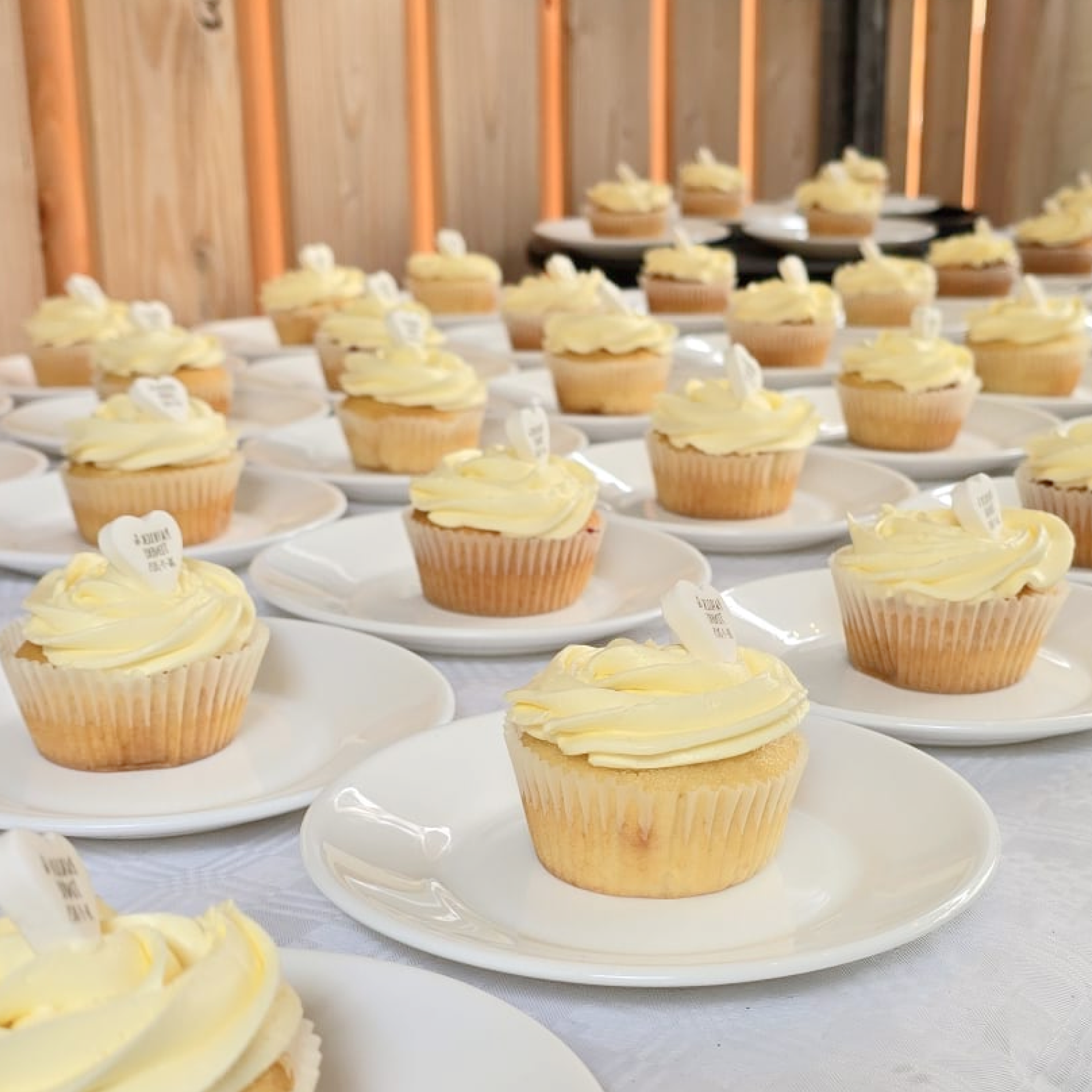 Cupcaketoren voor bruiloft op maat gemaakt